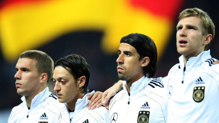 Ozil ketika prosesi menyanyikan lagu kebangsaan Jerman.