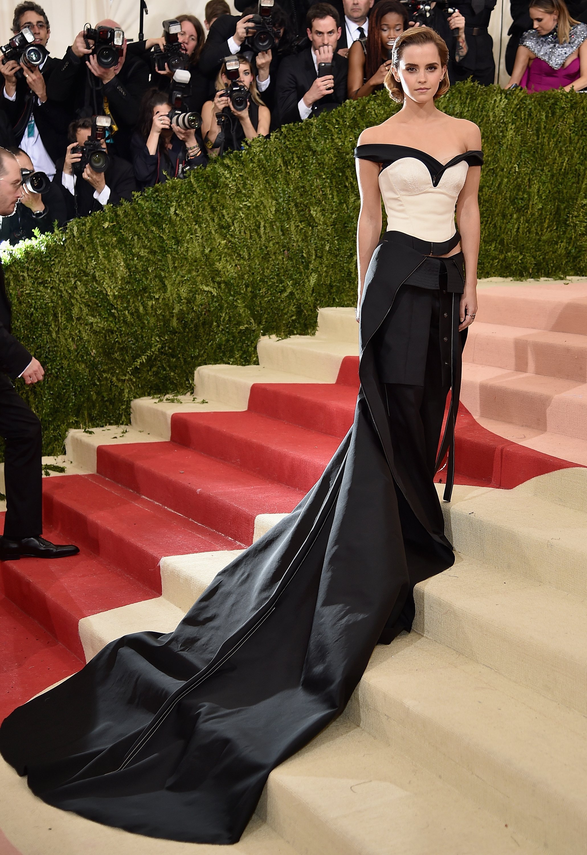 Ketika Fashion Bertemu Teknologi di Met Gala 2016. Intip Keunikan Gaun Para Selebriti Dunia Ini