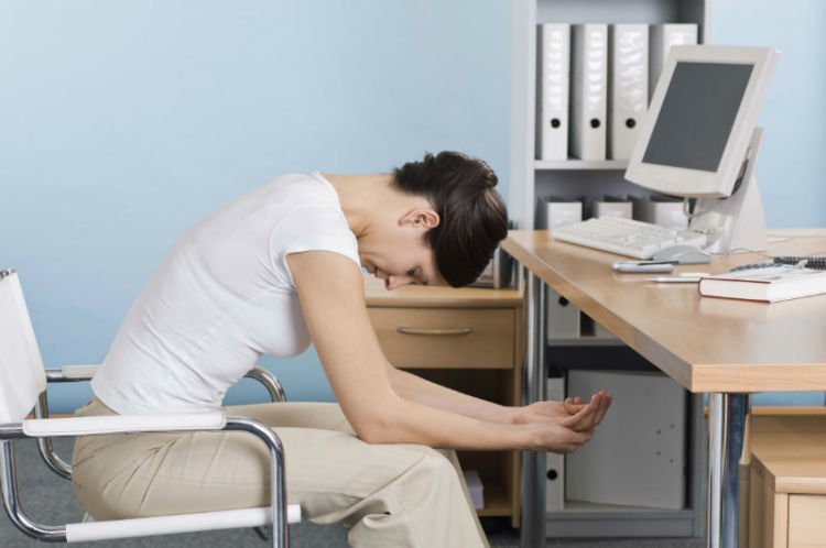 Agar Tubuh Tetap Prima, Ini 12 Gerakan Yoga yang Bisa Kamu Praktikkan Di Kantor 14 Tundukkan kepalamu
