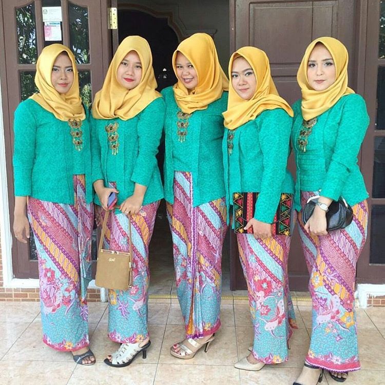 11 Ide Kebaya Kutu Baru Hijab yang Bisa Buatmu Tampil 