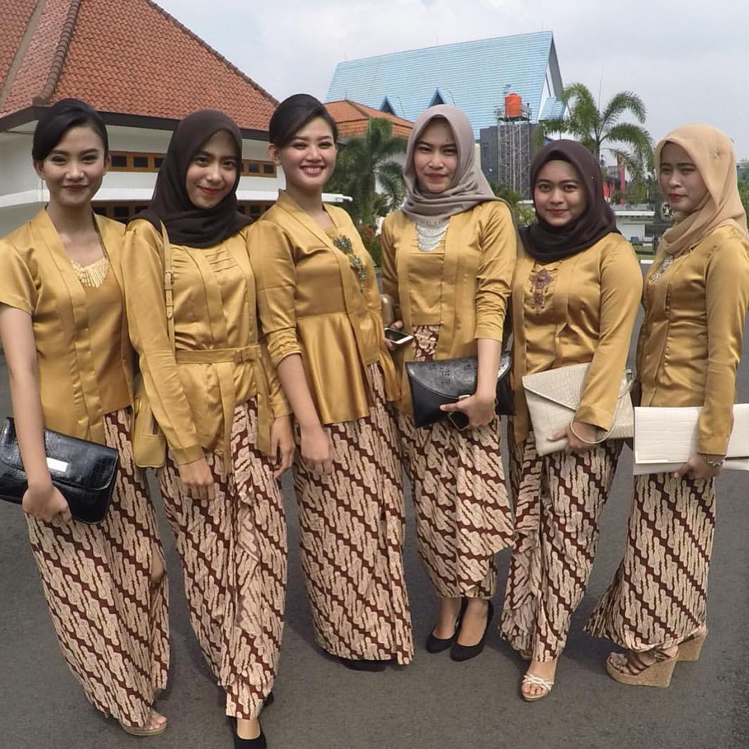 11 Ide Kebaya Kutu Baru Hijab Yang Bisa Buatmu Tampil Mempesona Di