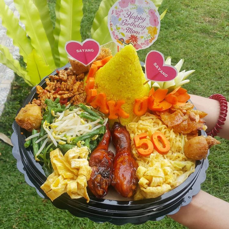 Ngasih Kue  Tart Sudah Terlalu Biasa Pilih Nasi Tumpeng 