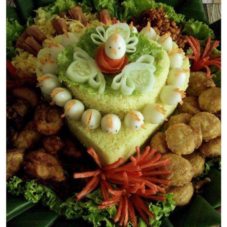 Ngasih Kue Tart Sudah Terlalu Biasa Pilih Nasi  Tumpeng  