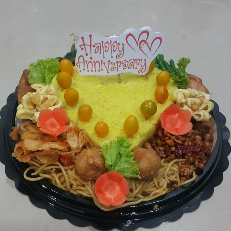 Ngasih Kue  Tart Sudah Terlalu Biasa Pilih Nasi Tumpeng 