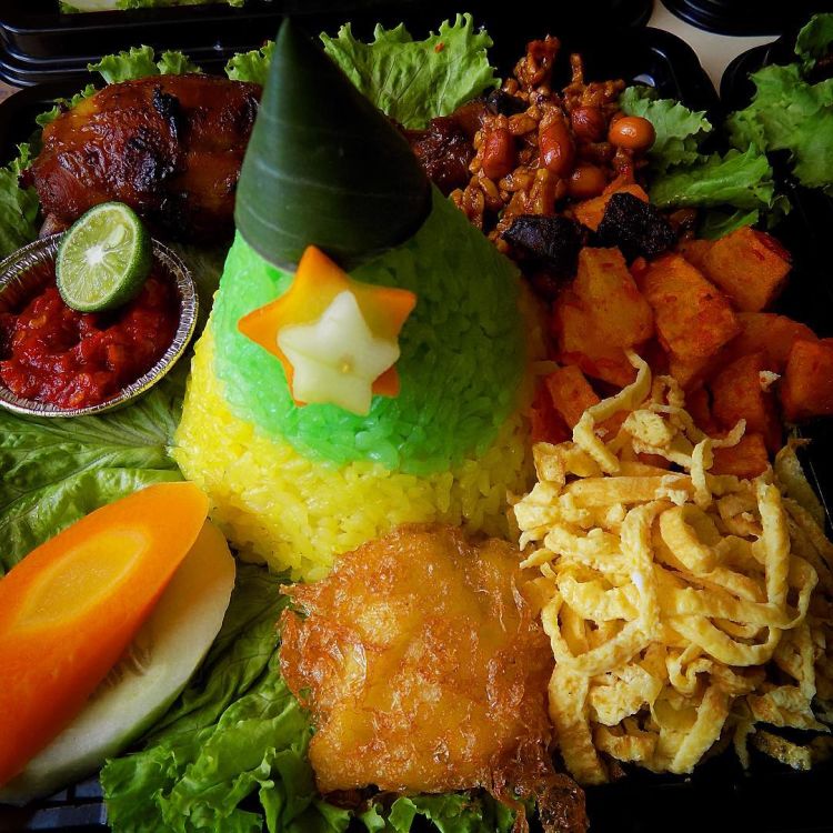 Ngasih Kue Tart Sudah Terlalu Biasa Pilih Nasi Tumpeng  