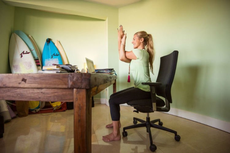 Agar Tubuh Tetap Prima, Ini 12 Gerakan Yoga yang Bisa Kamu Praktikkan Di Kantor 16 Silangkan tangan