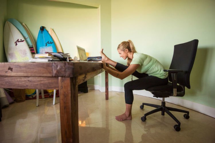 Agar Tubuh Tetap Prima, Ini 12 Gerakan Yoga yang Bisa Kamu Praktikkan Di Kantor 17 Angkat kaki ke meja