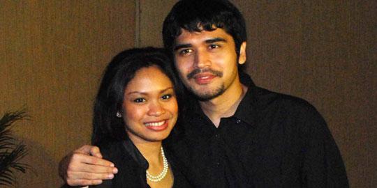Bodo Amat Orang Bilang 6 Istri Aktor Ini Nggak Cantik, Pernikahan Mereka Awet dan Bahagia Aja Kok 10 Pasangan yang adem ayem...