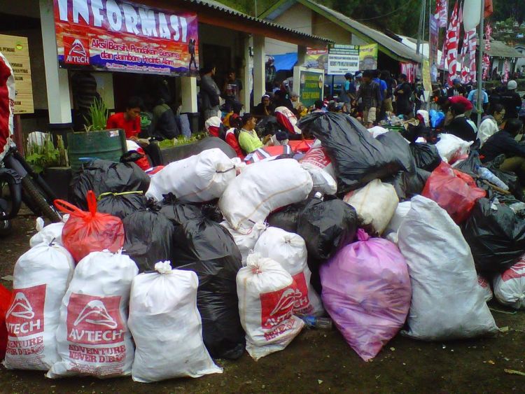 Gunungan sampah di pos penjaga TNBTS.