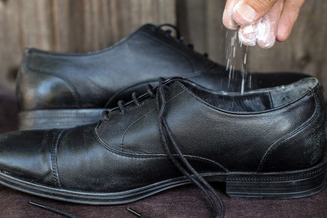 7 Cara Menghilangkan Bau Sepatu, Agar Kamu Percaya Diri Sepanjang Waktu