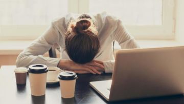 Pengen Tidur Di Kantor Tapi Gak Mau Ketahuan? Pakai 6 Cara Pintar Ini Aja!