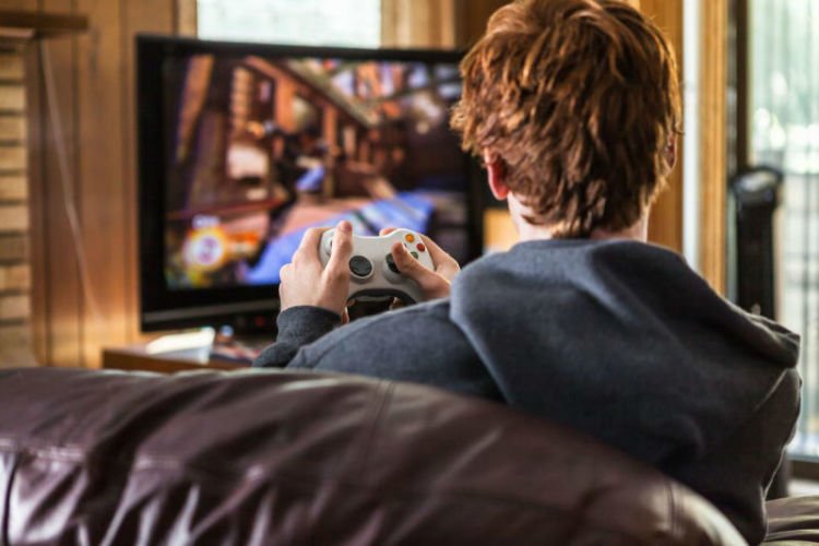 Ngegame dan nggak peduli itu nggak salah ya?