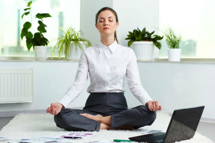 Agar Tubuh Tetap Prima, Ini 12 Gerakan Yoga yang Bisa Kamu Praktikkan Di Kantor 18 Meditasi dulu
