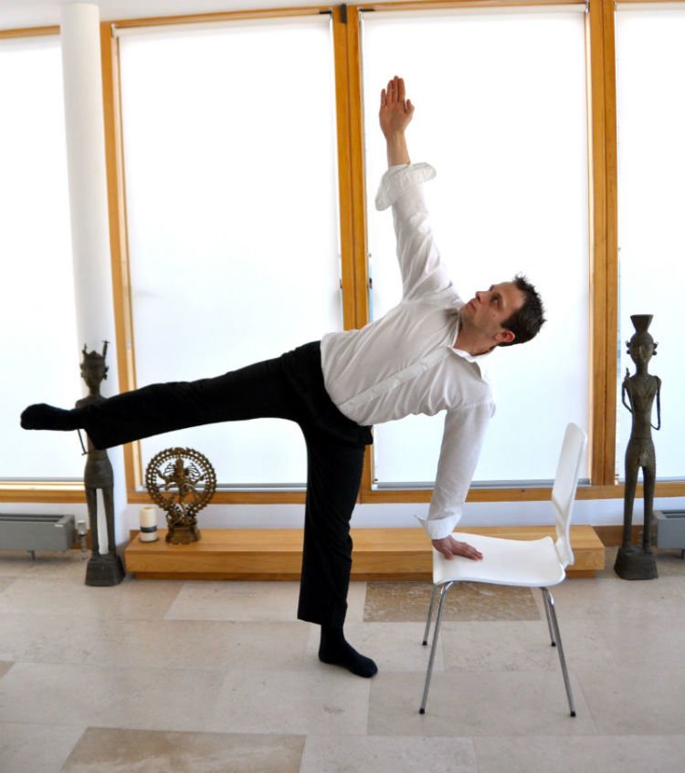 Agar Tubuh Tetap Prima, Ini 12 Gerakan Yoga yang Bisa Kamu Praktikkan Di Kantor 19 Jangan sampai jatuh tapi