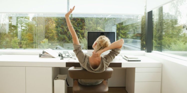 Agar Tubuh Tetap Prima, Ini 12 Gerakan Yoga yang Bisa Kamu Praktikkan Di Kantor 20 Pegang lehernya