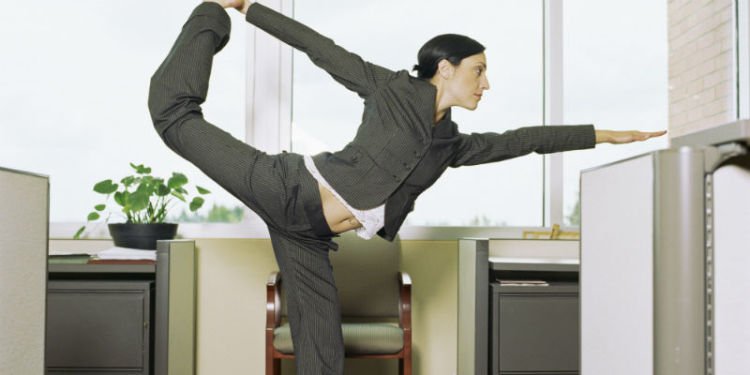 Agar Tubuh Tetap Prima, Ini 12 Gerakan Yoga yang Bisa Kamu Praktikkan Di Kantor 21 Ini lumayan susah sih ya