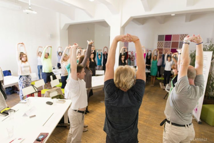 Agar Tubuh Tetap Prima, Ini 12 Gerakan Yoga yang Bisa Kamu Praktikkan Di Kantor 24 Luruskan tanganmu