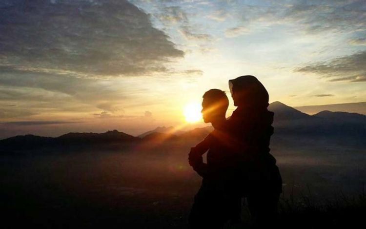 15 Potret Romantis  Pasangan  Pendaki yang Pamer Kemesraan 