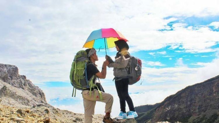 15 Potret Romantis Pasangan Pendaki yang Pamer Kemesraan. Bisa Bikin Kamu Baper Terus-terusan