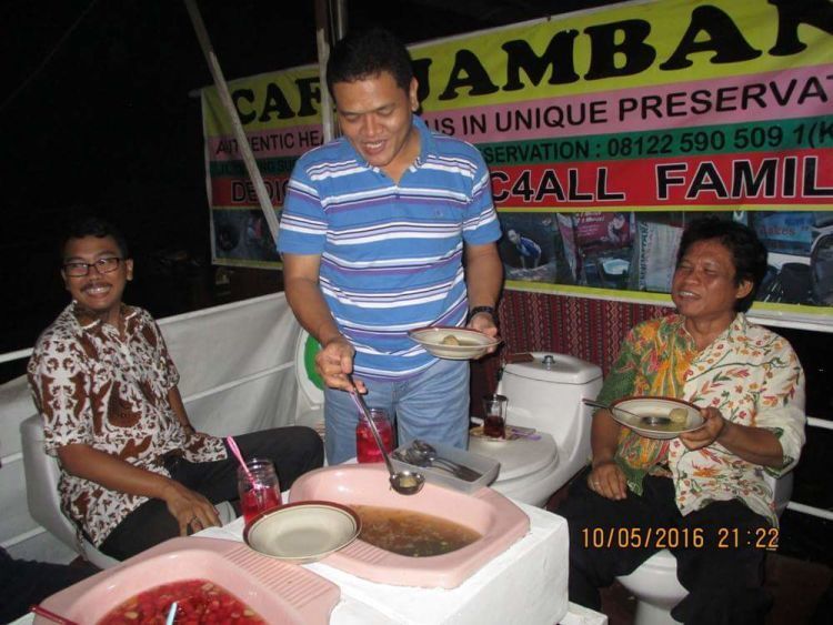 Geli! Sebuah Cafe Sajikan Hidangan di Atas Jamban. Yakin Kamu Masih Bisa Makan? 17 terserah mau join makan dimari apa enggak