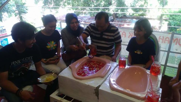 Geli! Sebuah Cafe Sajikan Hidangan di Atas Jamban. Yakin Kamu Masih Bisa Makan? 13 semuanya kok dinegatifin