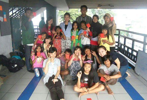 Ikut komunitas yang fokus pada pemberdayaan (pendidikan) anak jalanan.