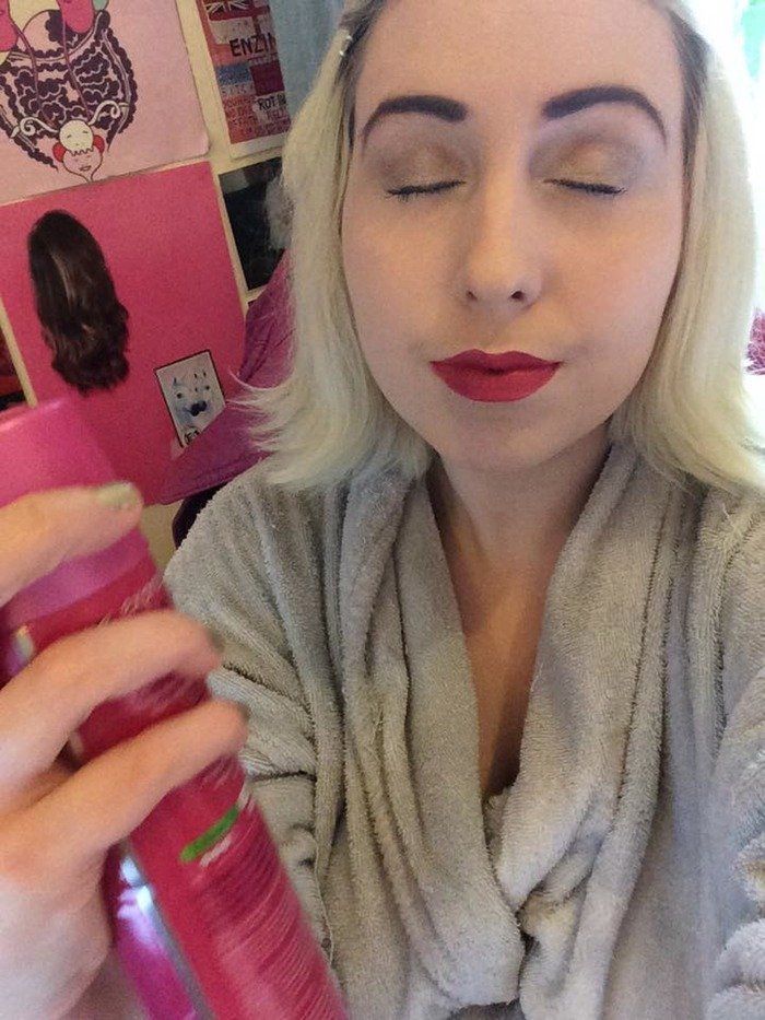 7 Tips Rahasia dalam Berdandan yang Bikin Skill Makeup Kamu Naik Level 27 semprotin hairspray buat langkah akhir proses makeup kamu