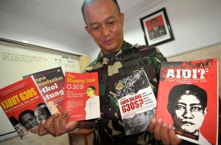 Cuma Pengecut yang Hari Ini Masih Takut Sama Komunis. Sikapi dengan Akal Sehat, Bukan Amarah. 11 Emang tahu itu buku apaan Pak?