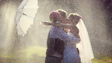 Outdoor Wedding di Musim Hujan? Bisa Kok, Asal Kamu Punya 7 Persiapan Ini