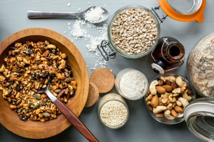 Campurkan minyak kelapa ke makanan