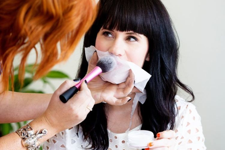 7 Tips Rahasia dalam Berdandan yang Bikin Skill Makeup Kamu Naik Level 23 mengaplikasikan bedak ke lipstik bikin lipstik kamu tahan lama.