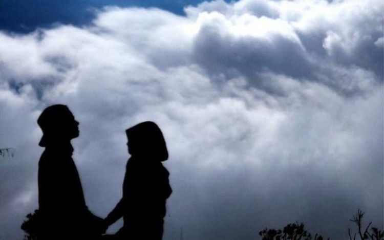 15 Potret Romantis Pasangan Pendaki yang Pamer Kemesraan. Bisa Bikin