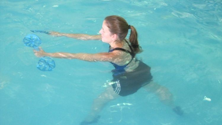 9 Cara Mudah Belajar Berenang Sendiri Tanpa Harus Les