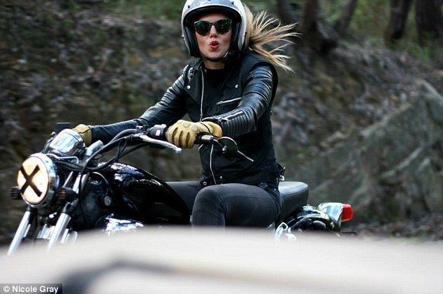 Simpel dan Gak Gengsian, 5 Alasan Milih Cewek yang Mau Naik Motor Buat Jalan-Jalan