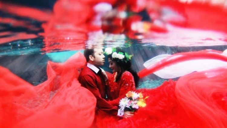 7 Inspirasi Foto Prewedding Underwater di Umbul Ponggok Klaten. Unik dan Antimainstream