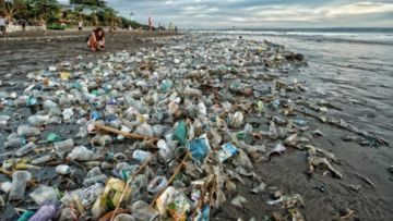 Gara-gara Kita, Pantai Yang Dulu Indah Kini Jadi Tercemar Sampah dan Limbah! Sedih Rasanya :(