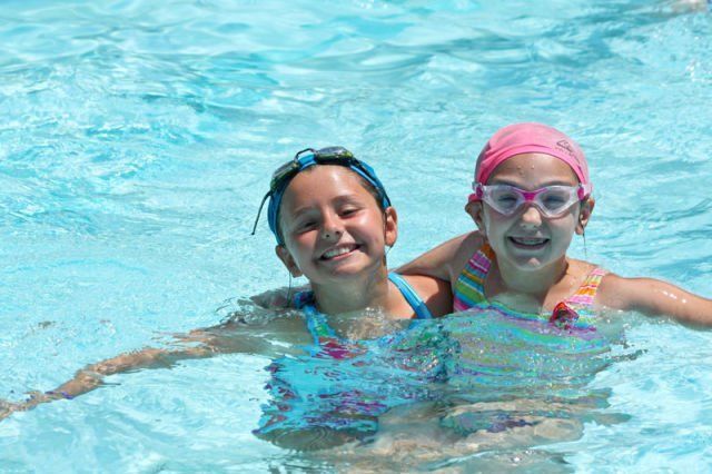 9 Cara Mudah Belajar Berenang Sendiri Tanpa Harus Les