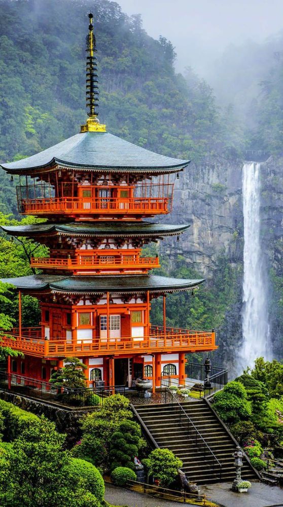 Air terjun disampingnya itu lho keren!