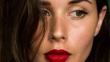 7 Warna Lipstick Ini Akan Buat Bibir Tebalmu Semakin Terlihat Menawan. Duh!