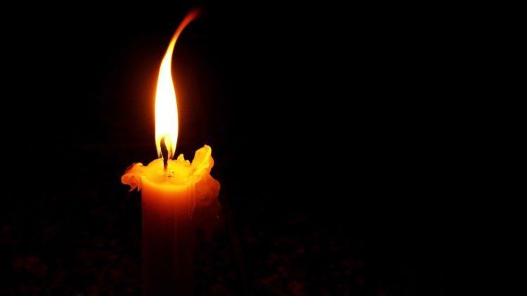 Kamu, Lilin yang Menerangi Jalanku, Namun Akhirnya Membakarku