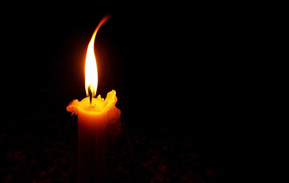 Kamu, Lilin yang Menerangi Jalanku, Namun Akhirnya Membakarku