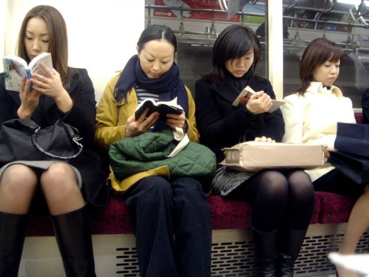 orang Jepang membaca buku dimanapun