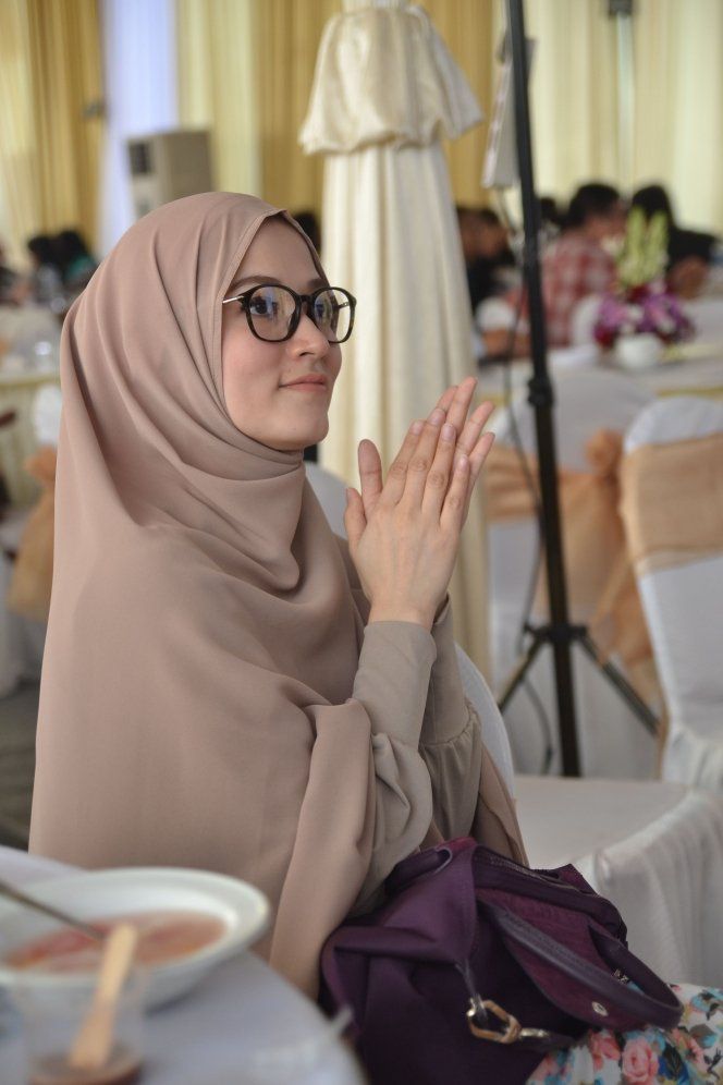 Jangan Heran Kenapa Cewek Berhijab & Berkacamata Menarik Perhatian, 5 Hal Ini Bisa Jadi Jawaban!
