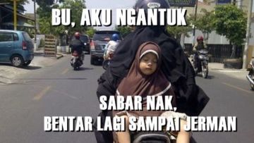 Ibu-Ibu Naik Motor di Jalan Tidak Akan Pernah Bisa Dilawan, 12 Meme Ini Buktinya!