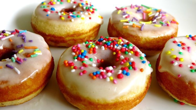 Nitipin donat di kantin kampus.