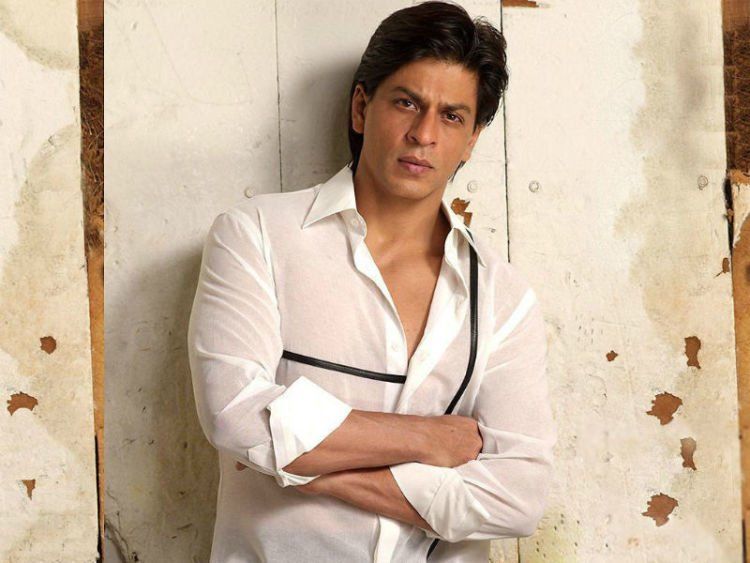 Om Shahrukh Khan juga digulung kemejanya