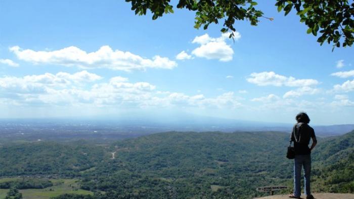 Pemandangan di Puncak Becici sering bikin lupa diri