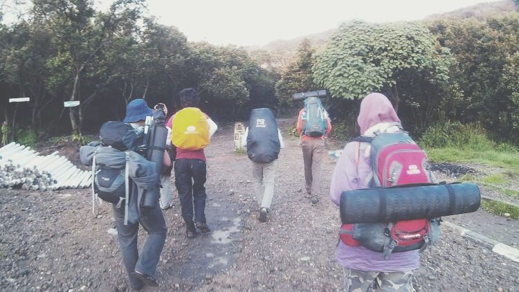 Oh Begini Rasanya Mendaki Gunung Bareng Temen yang Bisa Lihat Setan. Serem Sih, Tapi Seru!