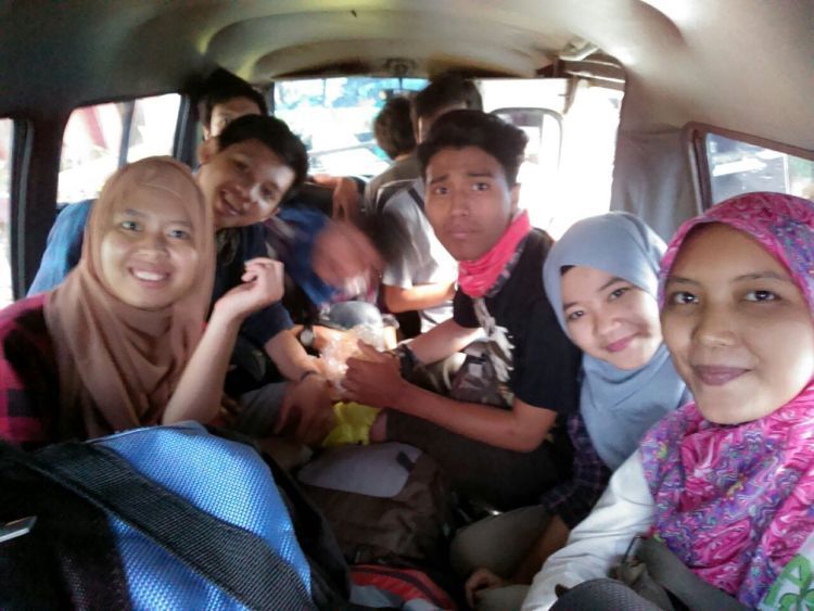 Saat diangkot, dia bakal cerita semuanya~
