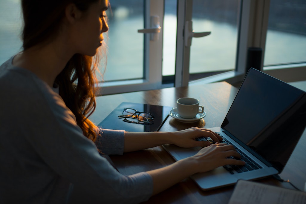 10 Cara Menaklukan Lingkungan Kerja, Bagi Introvert yang Sering Menutup Diri Pada Dunia